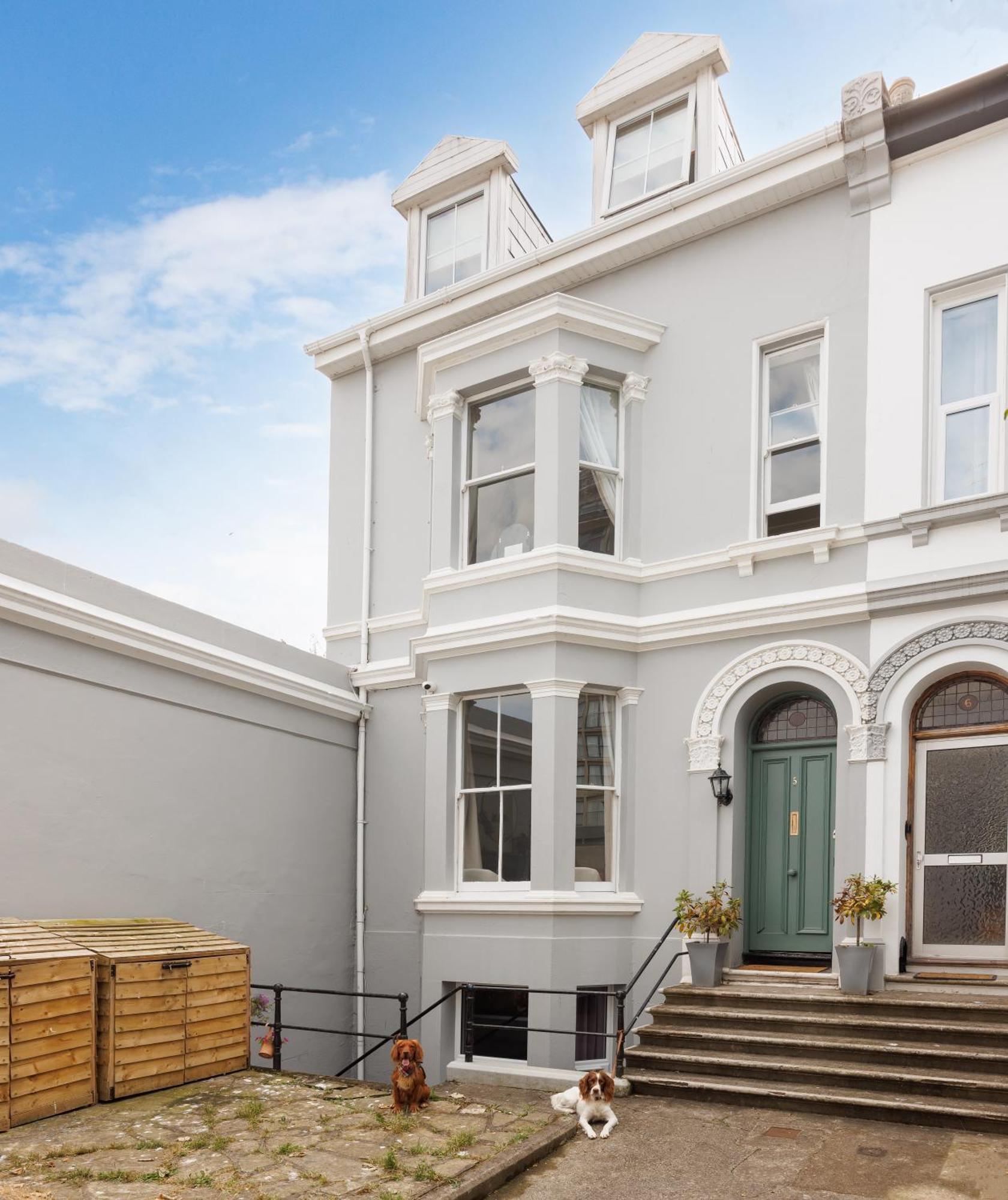 New Luxury For 2024 - Central Plymouth House - Sleeps 10 - Access To Plymouth Town - Close To The Barbican - Pets Welcome - Parking Available - By Luxe Living By Sophia 외부 사진