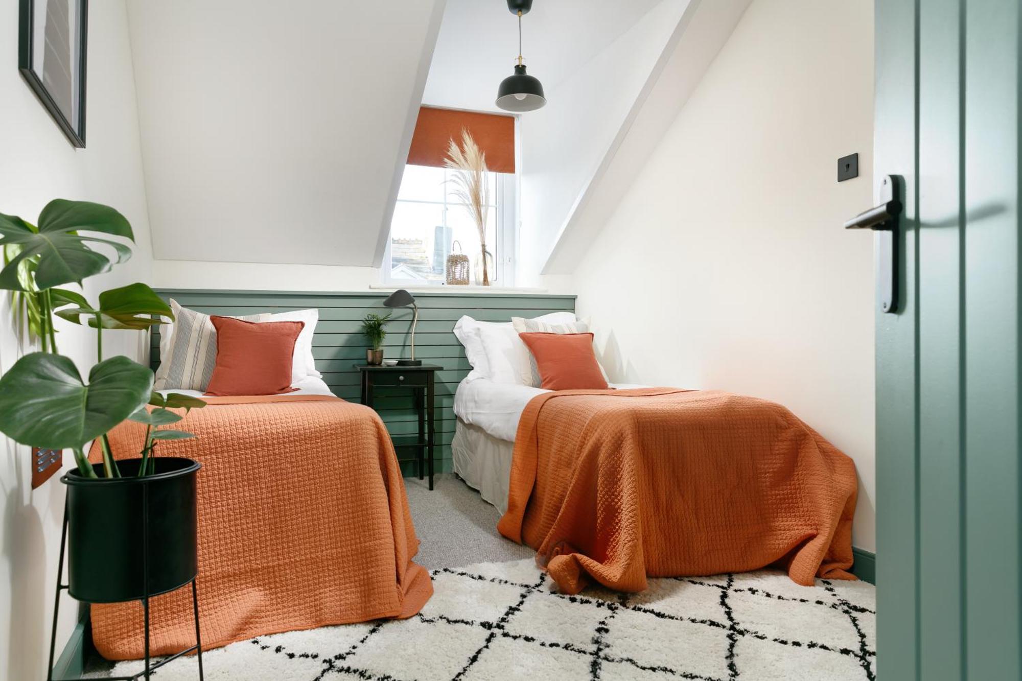New Luxury For 2024 - Central Plymouth House - Sleeps 10 - Access To Plymouth Town - Close To The Barbican - Pets Welcome - Parking Available - By Luxe Living By Sophia 외부 사진
